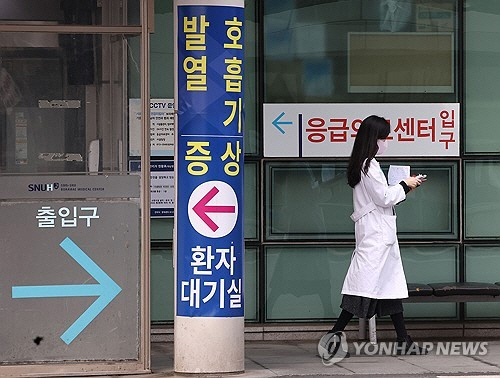 의사들의 집단행동이 이어지는 가운데 11일 오후 서울 보라매병원 응급실 앞에서 한 의사가 걸어가고 있다. [연합뉴스]